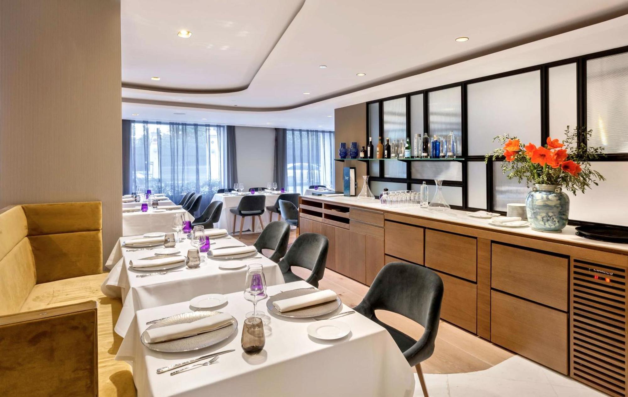 Barcelo Emperatriz Hotel Madrid Exterior photo The interior of the restaurant