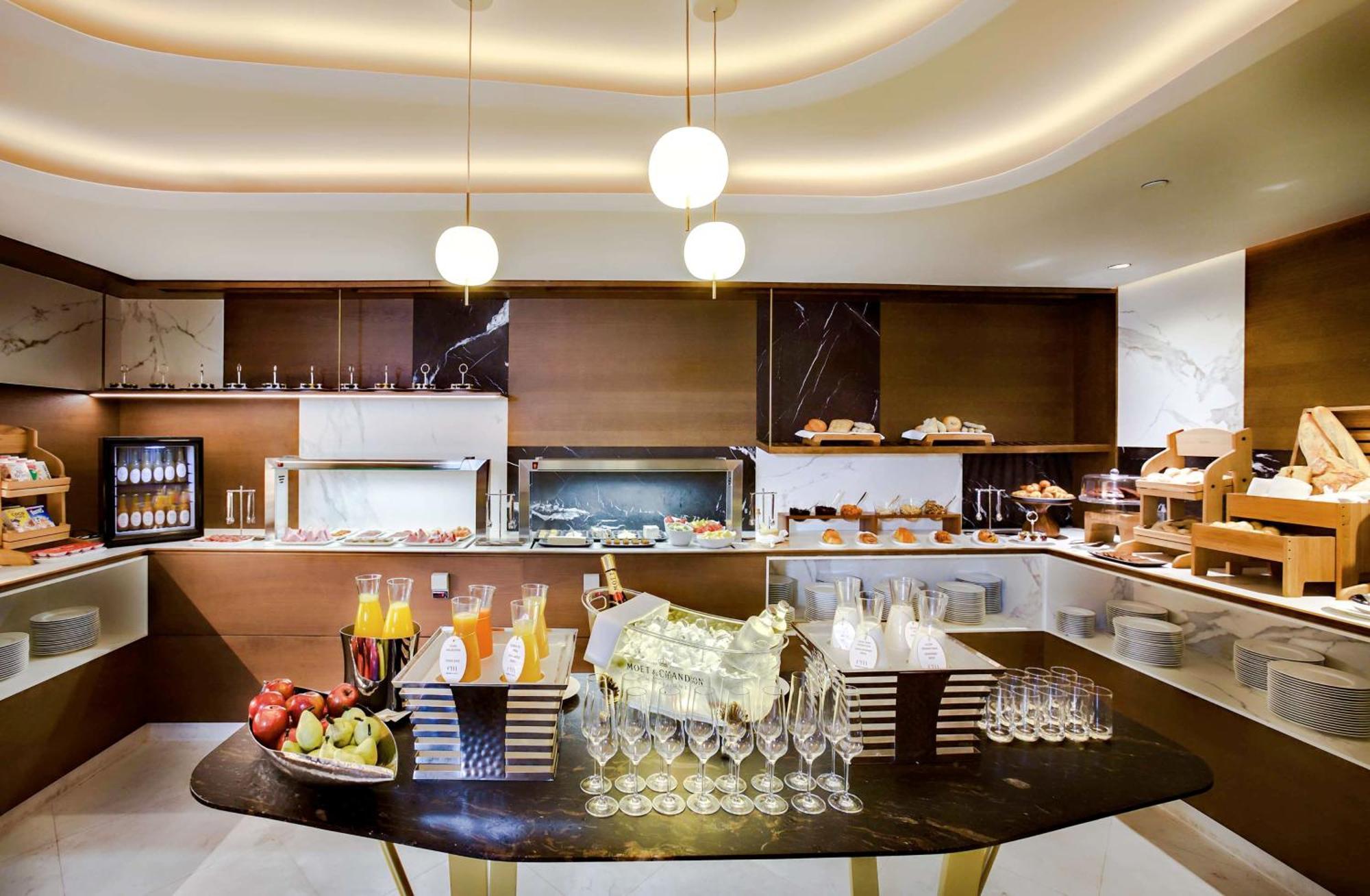Barcelo Emperatriz Hotel Madrid Exterior photo The buffet at the lounge